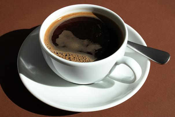 Nettoyer les traces de thé ou de café dans une tasse