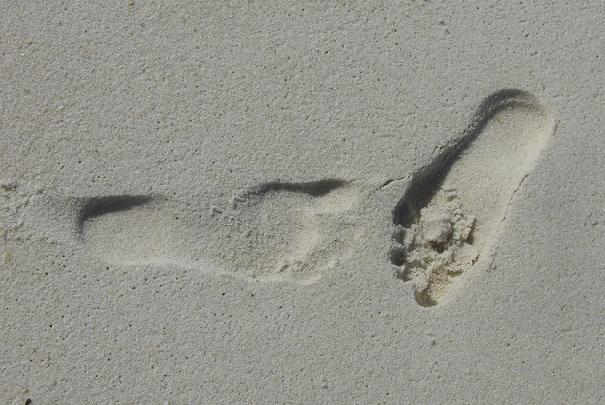 Comment enlever facilement le sable resté collé sur la peau ?