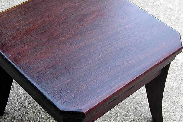 Changer le coloris d’une table en bois cirée