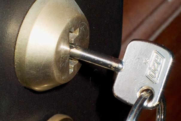 Sortir une clé cassée dans une serrure