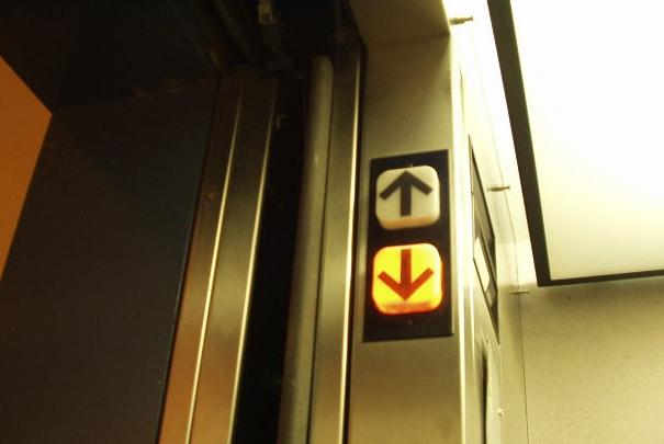 Report à juillet 2014 de la mise aux normes des ascenseurs